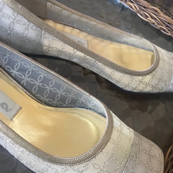 Gold shoes - Picture 3 of 5